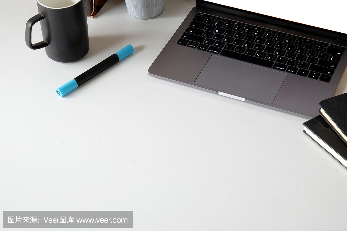 頂視圖辦公桌,筆記本電腦和辦公用品。工作空間和復(fù)制空間